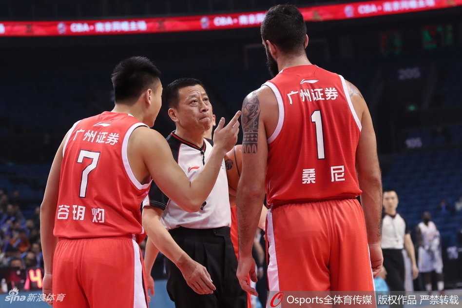 CBA激战同曦惜败广州,帕戈离场难阻末节狂飙 同曦外援帕戈在防守球员的严密包夹下,依然如蛟龙出海般强行突破,篮球在他手中仿佛充满了不屈的斗志。