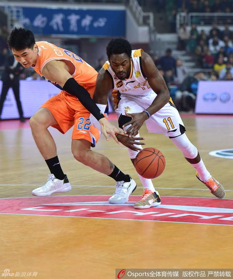 CBA激战夜:汾酒vs大鲨鱼空中博弈,东北虎金强内线角力,广厦北控上演灵动一击 上海大鲨鱼外援洛夫顿在山西汾酒内线群中高高跃起,以一记势大力沉的双手灌筐终结进攻,仿佛要撕裂篮筐的怒火。