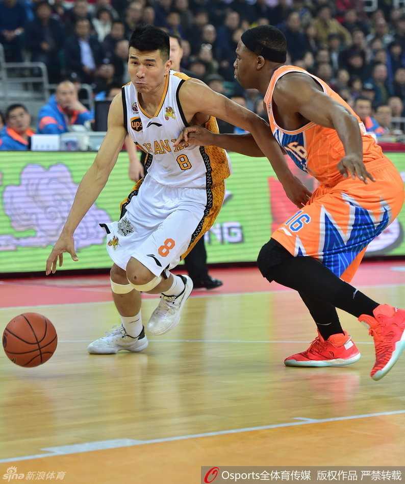 CBA激战夜:汾酒vs大鲨鱼空中博弈,东北虎金强内线角力,广厦北控上演灵动一击 广厦发动机福特森如旋风般切入北控腹地,面对补防球员,他轻盈地挑篮出手,指尖的柔和触感让篮球听话地打板入筐。