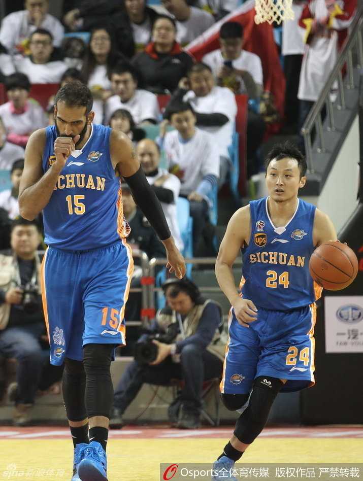 CBA激战夜:汾酒vs大鲨鱼空中博弈,东北虎金强内线角力,广厦北控上演灵动一击 激烈拼抢中,双方球员为了球权同时倒地,眼神却都死死盯着空中的篮球,这是赛场上一秒钟都不肯放弃的拼搏精神缩影。