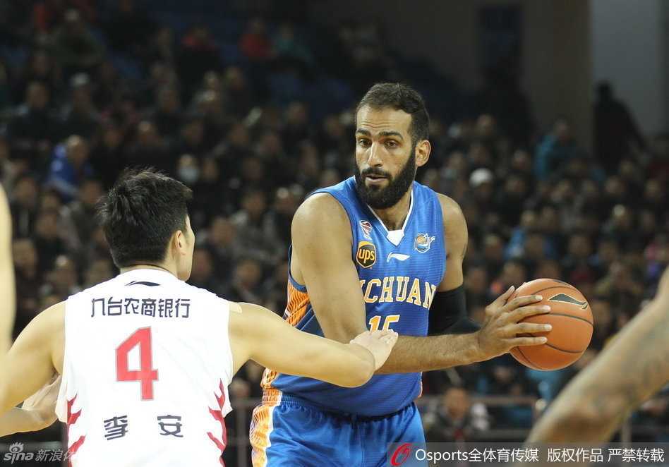 CBA激战夜:汾酒vs大鲨鱼空中博弈,东北虎金强内线角力,广厦北控上演灵动一击 山东高速外援莫泰尤纳斯镇守篮下,如巨灵神般将江苏队的上篮尝试狠狠地扇出界外,排球式的大帽引爆全场欢呼。