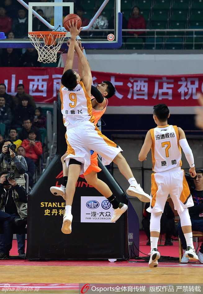 CBA激战夜:汾酒vs大鲨鱼空中博弈,东北虎金强内线角力,广厦北控上演灵动一击 吉林东北虎球员面对四川金强 towering 的防守,空中失去平衡前仍以柔和手感完成高难度抛射,皮球划出美妙弧线坠入网窝。