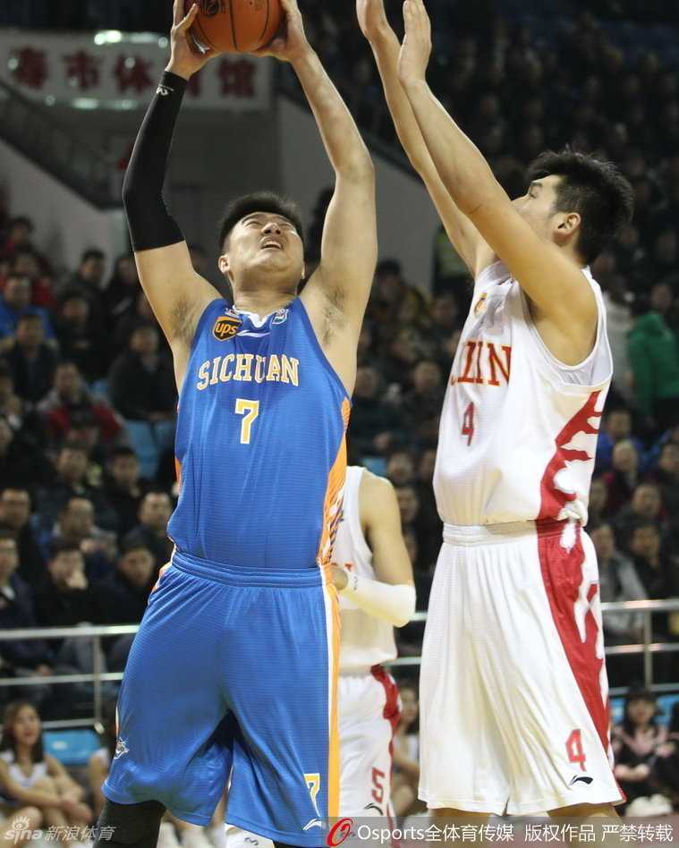 CBA激战夜:汾酒vs大鲨鱼空中博弈,东北虎金强内线角力,广厦北控上演灵动一击 广州龙狮后卫压低重心,一个箭步过掉八一富邦的防守人,如尖刀般直插心脏地带,眼神中透露出不可阻挡的决心。