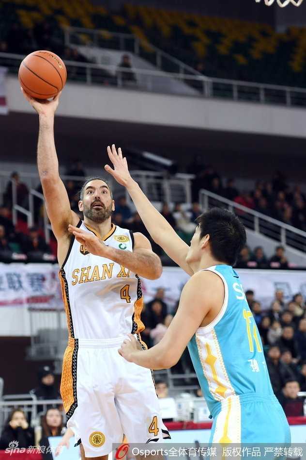 CBA激战太原:斯科拉狂轰36分引领山西,终场一分险胜送福建三连胜止步 山西小外援沃伦在福建防守悍将的贴身紧逼下,犹如利剑出鞘般持球强行突破,整个人在空中拉杆上篮,身姿飘逸。
