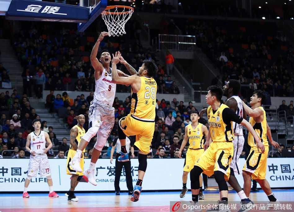 CBA激战广东复仇北控 易建联狂砍双二十导演惊天逆转 易建联高高跃起,犹如飞人一般在两名北控外援的头顶上单手持球,整个画面仿佛定格在云端,展现出他惊人的天赋。