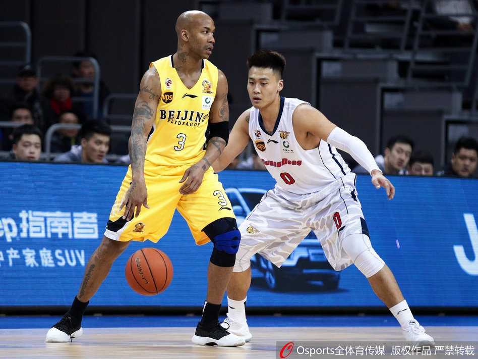 CBA激战广东复仇北控 易建联狂砍双二十导演惊天逆转 任骏飞如猎豹般启动,抢断后一条龙反击,他高高跃起双手暴扣,身后追防的北控球员只能成为他精彩表演的背景。