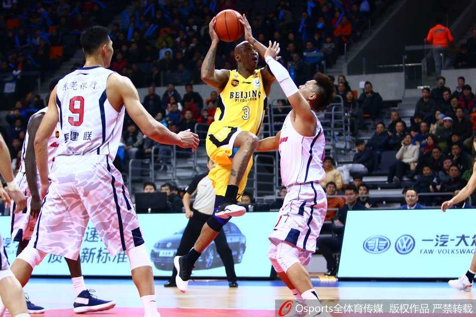 CBA激战广东复仇北控 易建联狂砍双二十导演惊天逆转 广东队众将围成一圈,彼此紧紧搂住肩膀,眼神中充满了必胜的信念和作为团队一员的坚毅力量。