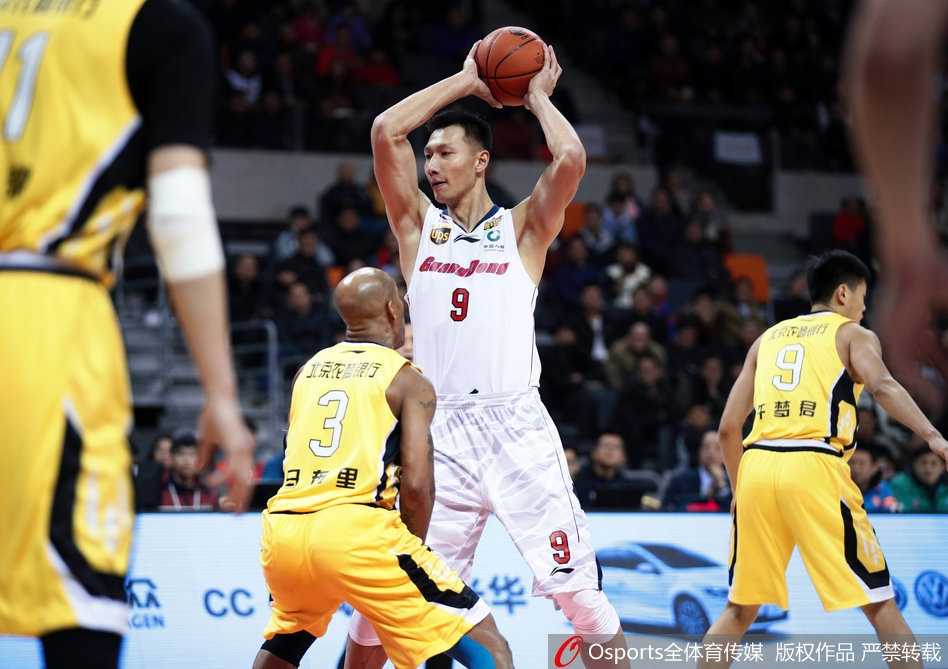 CBA激战广东复仇北控 易建联狂砍双二十导演惊天逆转 兰多夫如巨塔般矗立,在与广东内线的激烈卡位中,他凭借强悍的力量死死顶住对手,手臂上青筋暴起,寸土不让。