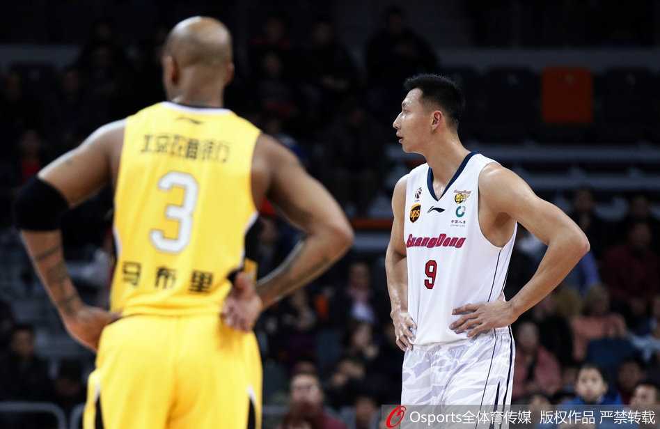 CBA激战广东复仇北控 易建联狂砍双二十导演惊天逆转 马布里眼神坚毅,犹如冷静的猎手,面对广东队的贴身紧逼,依然稳健地将球控制在手中,随时准备撕开防线。