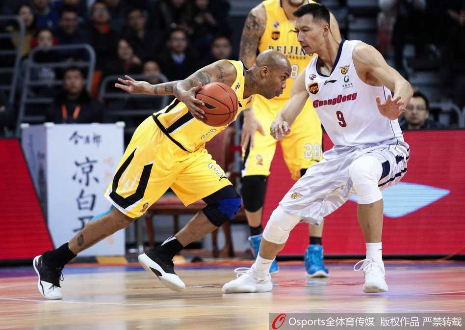 CBA激战广东复仇北控 易建联狂砍双二十导演惊天逆转 易建联在重重防守下腾空而起,犹如巨龙出海,单手将球砸入篮筐,身后的北控防守球员只能望球兴叹。