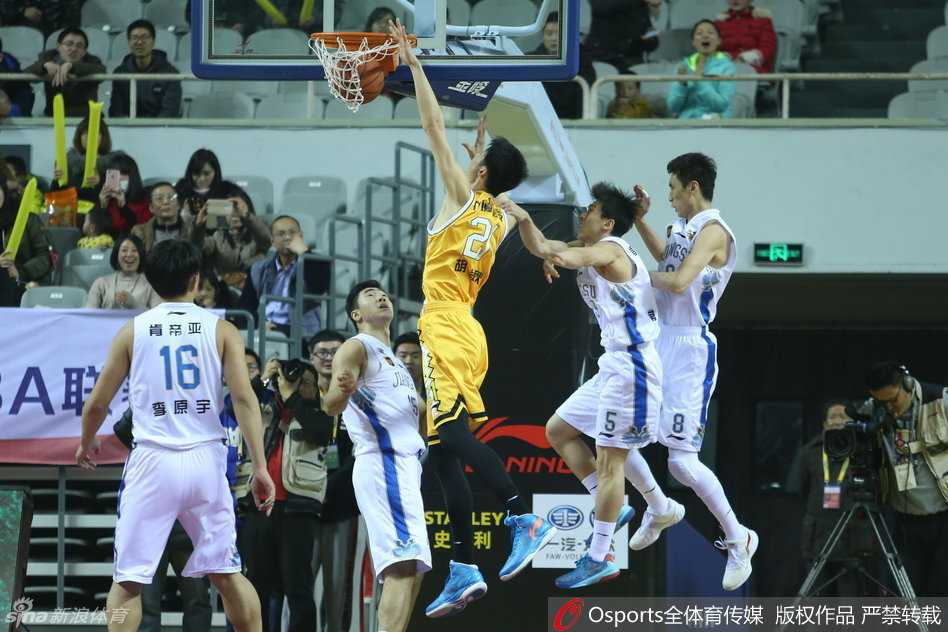 CBA激战风云:东北虎斗山东,广厦破肯帝亚,大鲨鱼内线肉搏,刘炜老将爆发引领狂潮 上海大鲨鱼外援弗雷戴特面对青岛双星多人包夹,如灵蛇般强行突破上篮,身体在空中扭曲成一道弧线,展现超级得分手的本色。