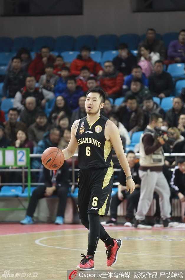 CBA激战风云:东北虎斗山东,广厦破肯帝亚,大鲨鱼内线肉搏,刘炜老将爆发引领狂潮 吉林东北虎与山东高速的球员在篮下纠缠在一起,肌肉碰撞声仿佛穿透屏幕,双方眼神中都透着对篮板球的绝对渴望。