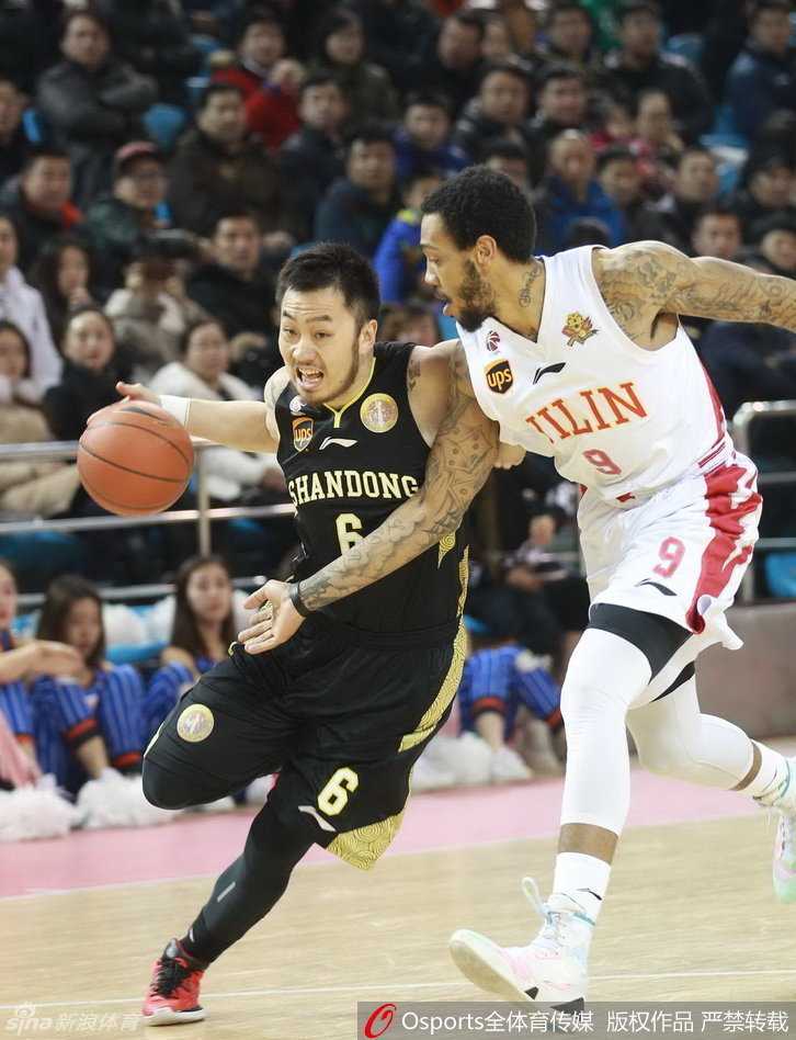 CBA激战风云:东北虎斗山东,广厦破肯帝亚,大鲨鱼内线肉搏,刘炜老将爆发引领狂潮 江苏肯帝亚球员迎着浙江广厦的严密外线防守强行跳投,防守者手臂完全封住视线,现场空气仿佛都因这紧张的攻防而凝固。