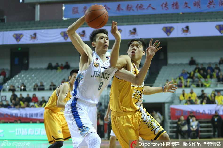 CBA激战风云:东北虎斗山东,广厦破肯帝亚,大鲨鱼内线肉搏,刘炜老将爆发引领狂潮 深圳新世纪球员高高跃起,以一记势大力沉的单手暴扣终结进攻,天津荣钢防守者只能仰望,整个球馆被这记暴扣彻底点燃。