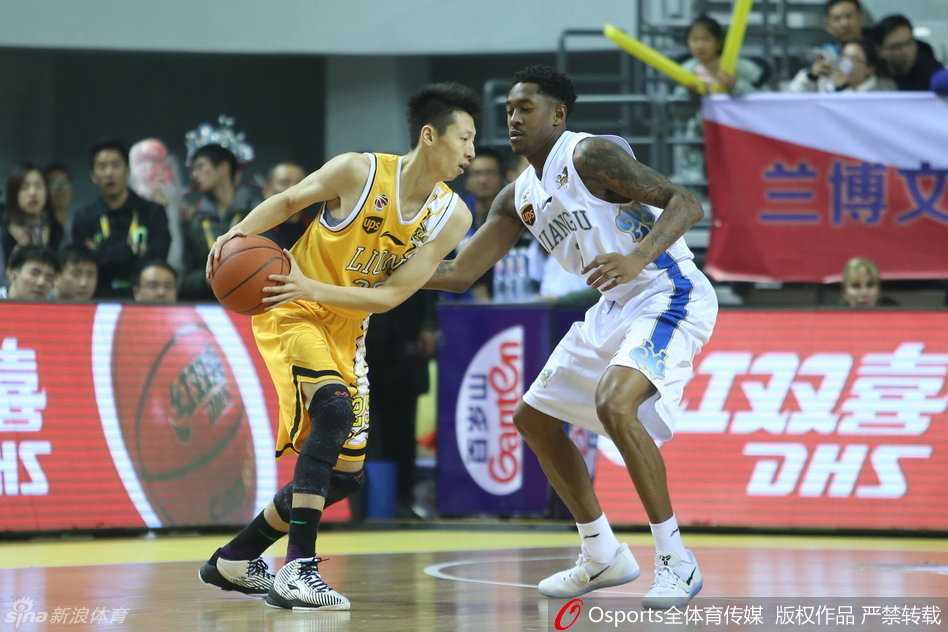 CBA激战风云:东北虎斗山东,广厦破肯帝亚,大鲨鱼内线肉搏,刘炜老将爆发引领狂潮 四川金强老将刘炜运球推进,面对山西双人包夹毫不畏惧,用经验卡住身位,眼神中透露出久经沙场的沉稳与杀气。