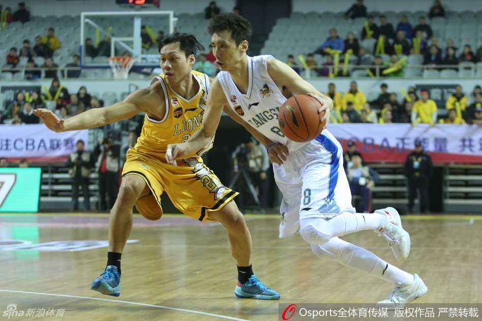 CBA激战风云:东北虎斗山东,广厦破肯帝亚,大鲨鱼内线肉搏,刘炜老将爆发引领狂潮 山西汾酒球员在快攻中如猎豹般飞身上篮,身体充分舒展,四川金强防守球员奋力回追却已鞭长莫及。