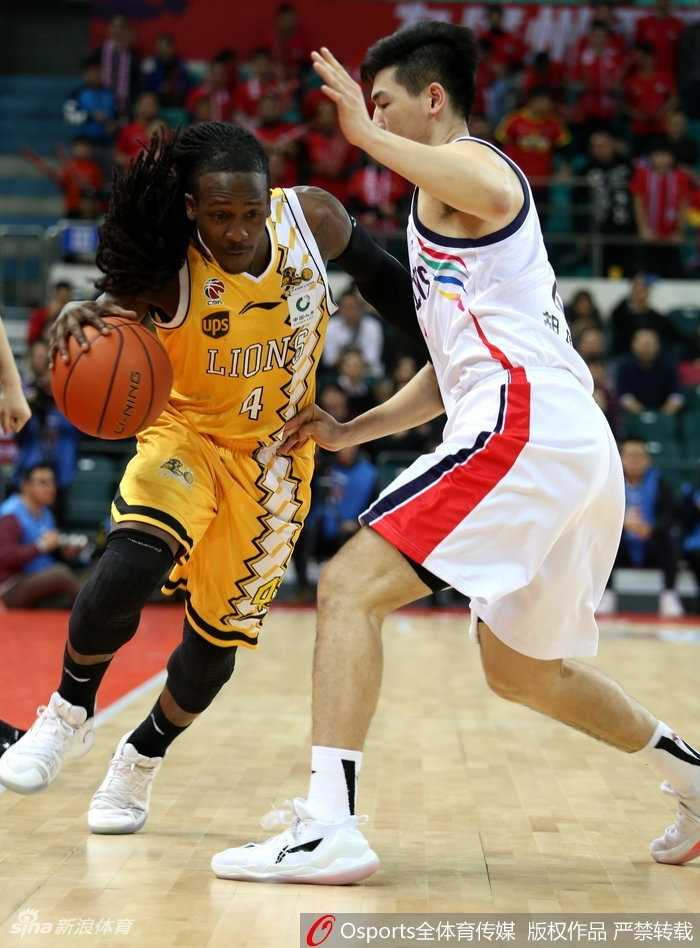 CBA激战:福特森准三双引领广厦火力全开,广州主场惜败领头羊 广厦核心福特森在三人围堵中强行突破,他灵巧的身影如闪电般撕开广州防线,用一记不可思议的抛投改写比分
