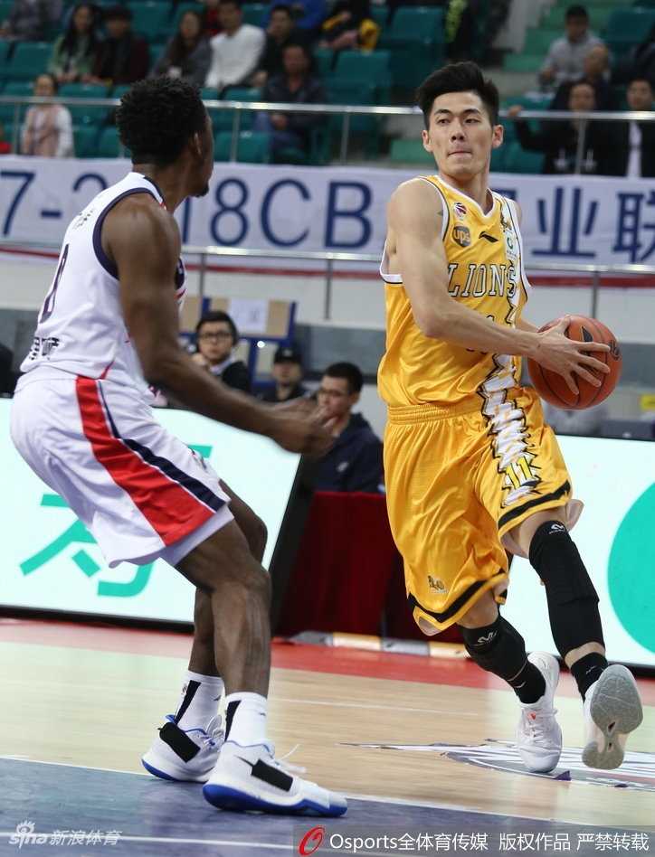 CBA激战:福特森准三双引领广厦火力全开,广州主场惜败领头羊 广厦外援博洛西斯高位持球策应,眼神犀利地观察队友跑位,此刻他犹如一位运筹帷幄的指挥官,随时准备送出致命一击