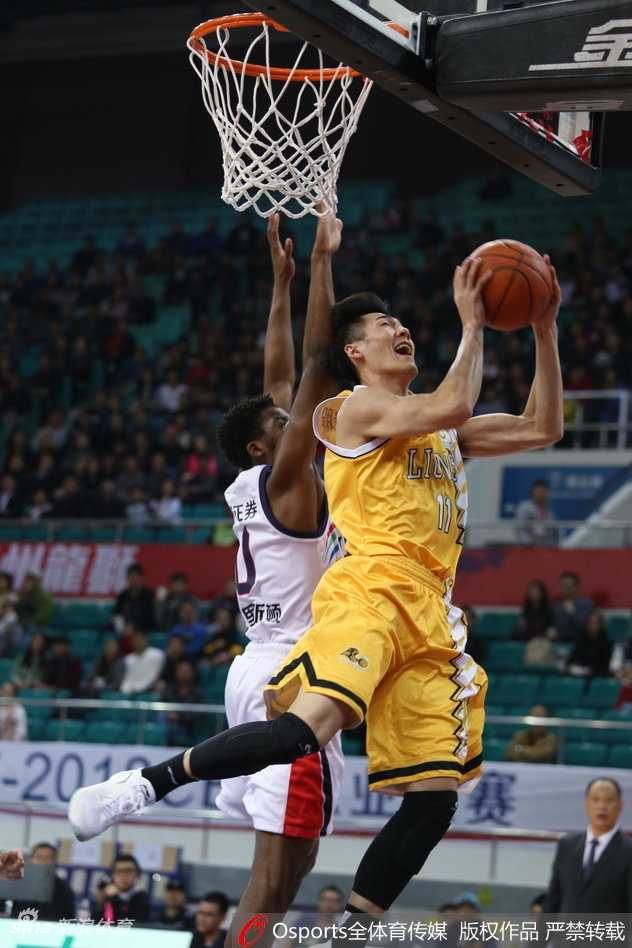 CBA激战:福特森准三双引领广厦火力全开,广州主场惜败领头羊 广厦队胡金秋在长人林中高高跃起,用一双长臂稳稳摘下前场篮板,他坚毅的表情下是对胜利最直接的渴望