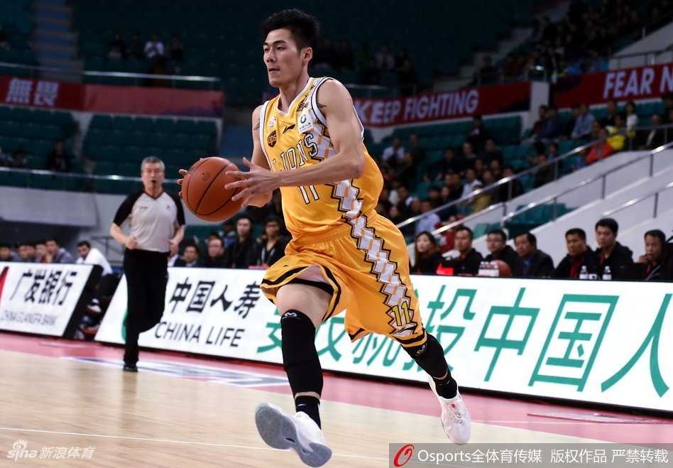 CBA激战:福特森准三双引领广厦火力全开,广州主场惜败领头羊 广厦射手李京龙外线出手三分,球在空中划出完美弧线,这一刻全场屏息,只听唰的一声脆响,篮球空心入网