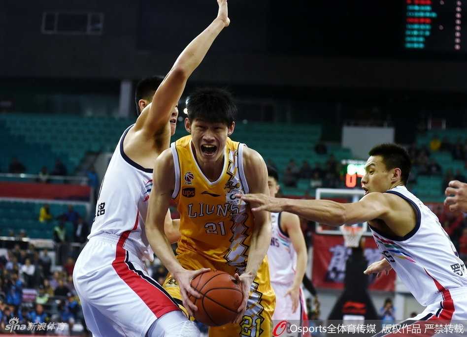 广厦主帅李春江场边激情指挥，双手比划着战术手势，眼神如炬传递着必胜的信念，他的运筹帷幄是球队的定海神针