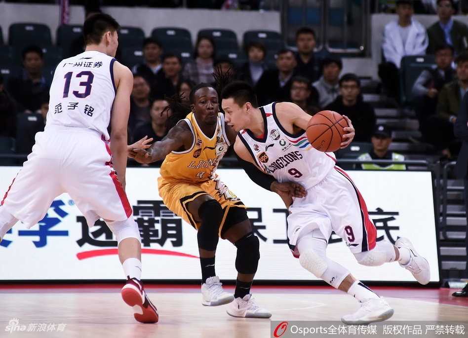 CBA激战:福特森准三双引领广厦火力全开,广州主场惜败领头羊 广州队汉斯布鲁在篮下以一敌二强起暴扣,肌肉碰撞的瞬间迸发出最强硬的姿态,即便面对双人包夹也无可阻挡