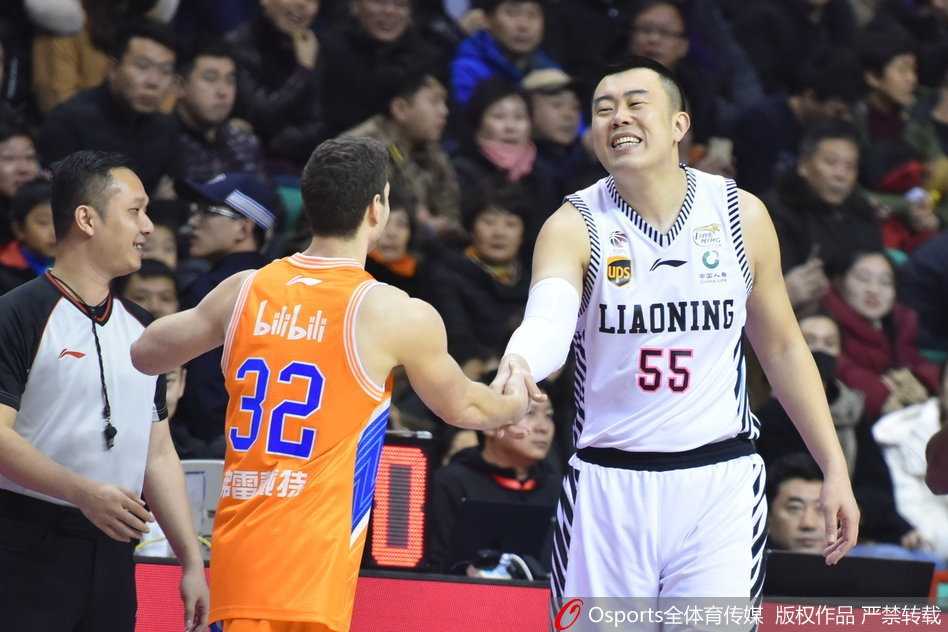 CBA激战:辽宁本钢主场逆转上海,哈德森闪耀率队双杀 韩德君与李晓旭合力跃起,在对手头顶摘下关键篮板,肌肉碰撞瞬间充满力量感