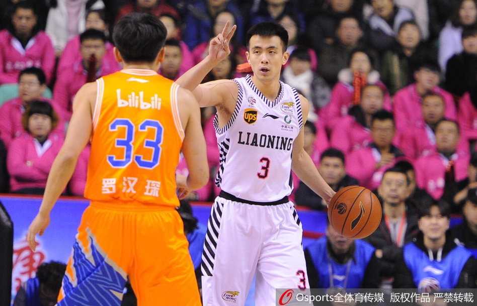 CBA激战:辽宁本钢主场逆转上海,哈德森闪耀率队双杀 哈德森在对方严防死守下强行出手三分,篮球划出完美弧线直奔篮筐