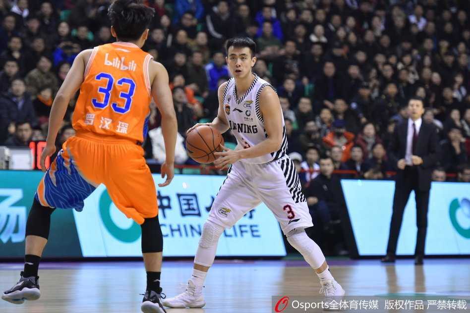 CBA激战:辽宁本钢主场逆转上海,哈德森闪耀率队双杀 赵继伟快速持球推进反击,上海队防守球员只能望其项背,赛场风驰电掣