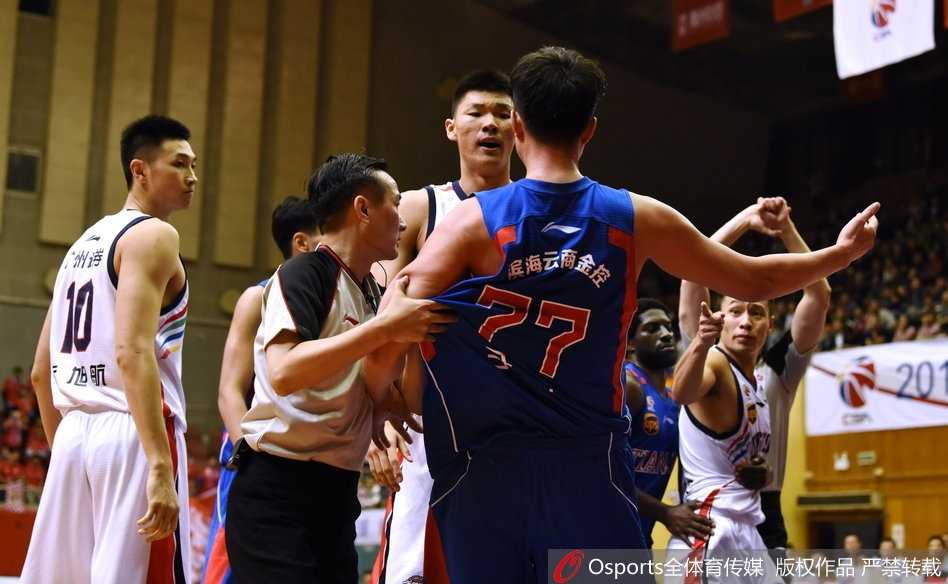 CBA激烈冲突夜:广州大胜天津,赛场火爆瞬间回顾 双方球员瞬间缠斗在一起,广州队与天津队多名队员在篮下互相推搡,场面一度失控,裁判和队友急忙上前试图将情绪激动的双方分开。