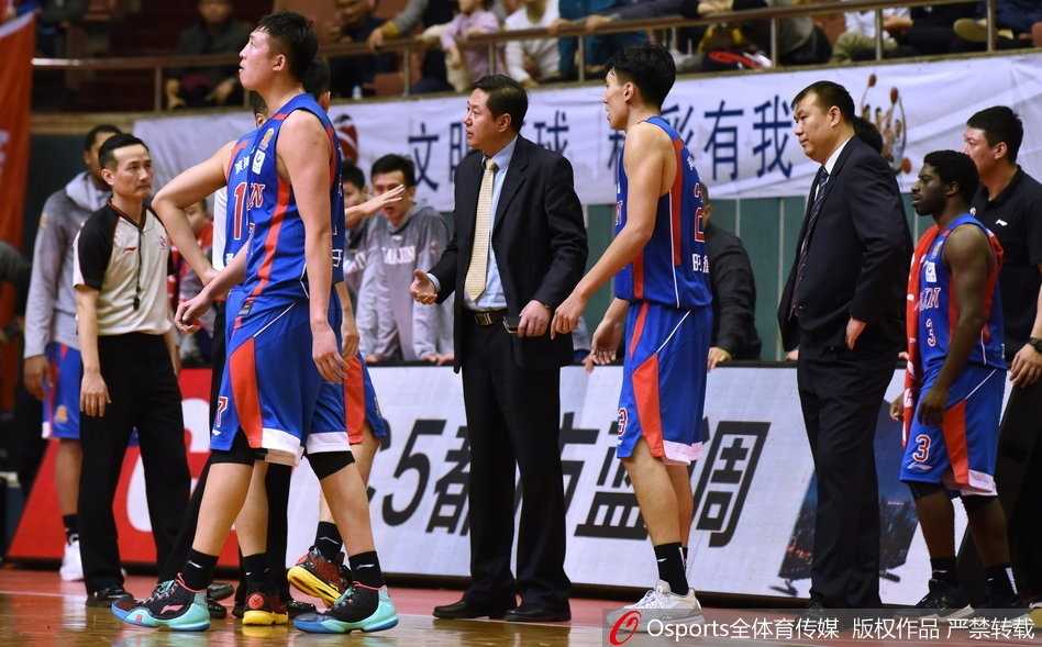 CBA激烈冲突夜:广州大胜天津,赛场火爆瞬间回顾 冲突逐渐平息后,裁判与技术台进行沟通,场上的球员们虽然已经分开,但彼此间依旧用眼神对峙,空气中依然残留着紧张的气息。