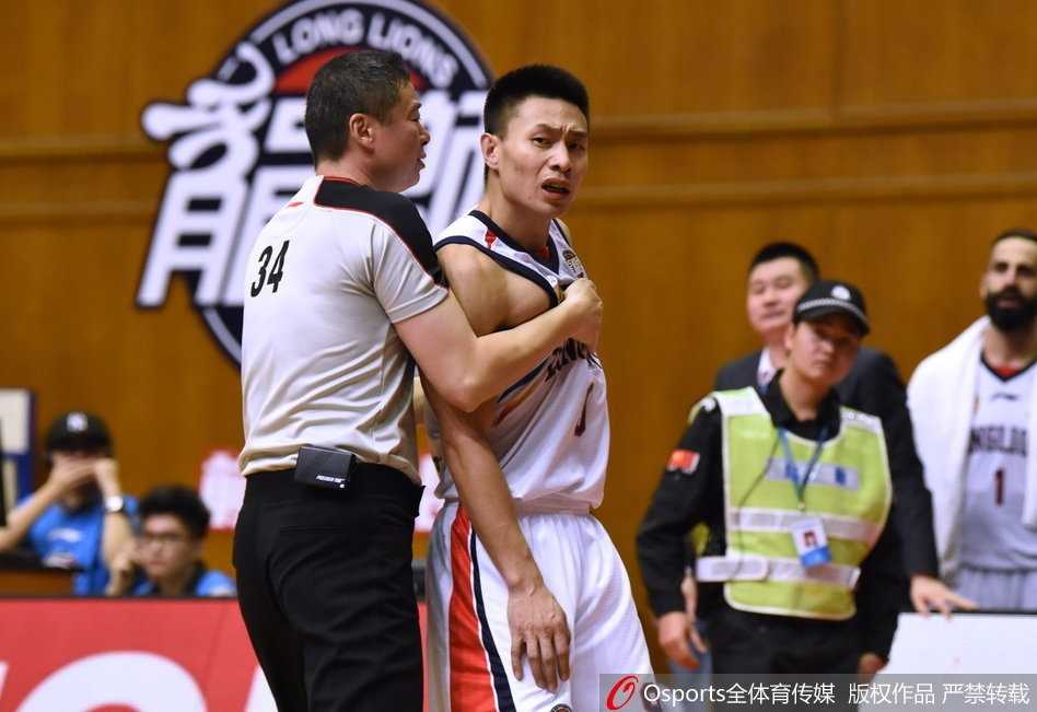 CBA激烈冲突夜:广州大胜天津,赛场火爆瞬间回顾 身穿白色球衣的天津队球员和深色球衣的广州队球员面对面怒目而视,旁边的队友赶紧搂住己方球员的腰部往后拖,试图平息这场一触即发的争斗。