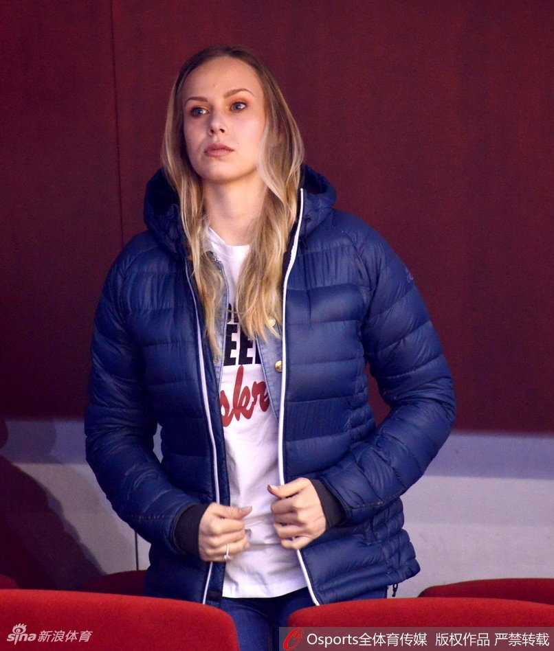 CBA焦点战中的一抹温柔暖色:莫泰尤纳斯爱妻看台助阵记 莫泰尤纳斯的爱妻端坐于山东省体育馆看台,一头金色秀发格外吸睛,她目光温柔地追随场上夫君的身影。