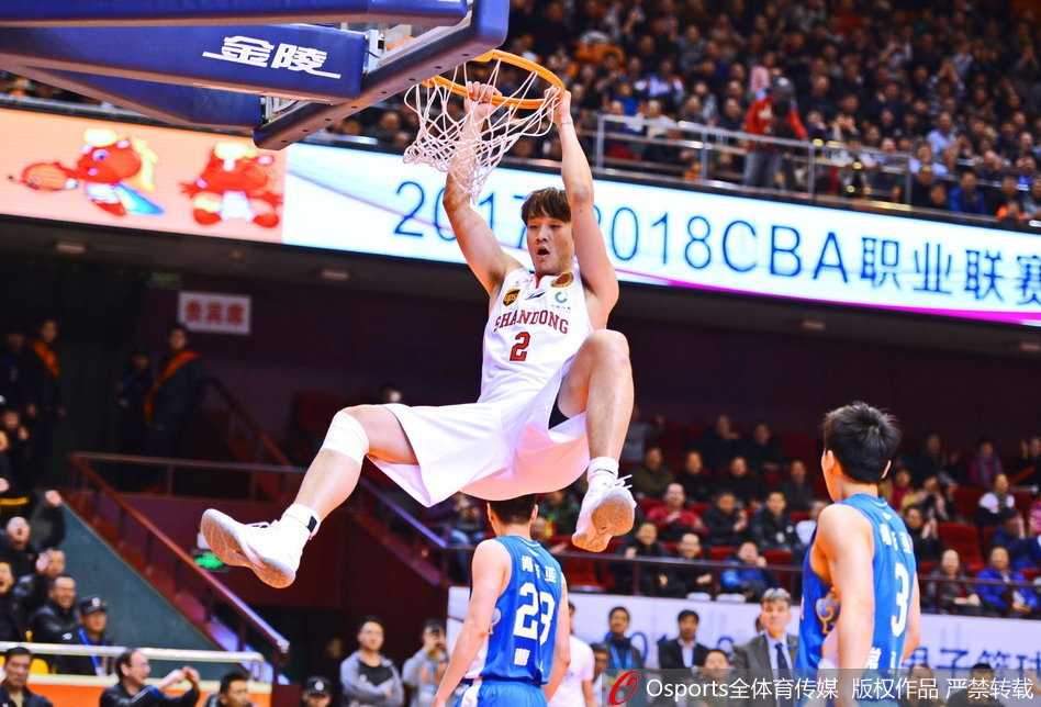 CBA焦点战泉城沸腾,丁彦雨航率山东复仇肯帝亚豪取关键胜利 山东队防守悍将睢冉犹如一道铁闸,用他标志性的贴身紧逼让江苏队的外线射手们寸步难行,每一次成功防守都引爆了主场球迷的激情。
