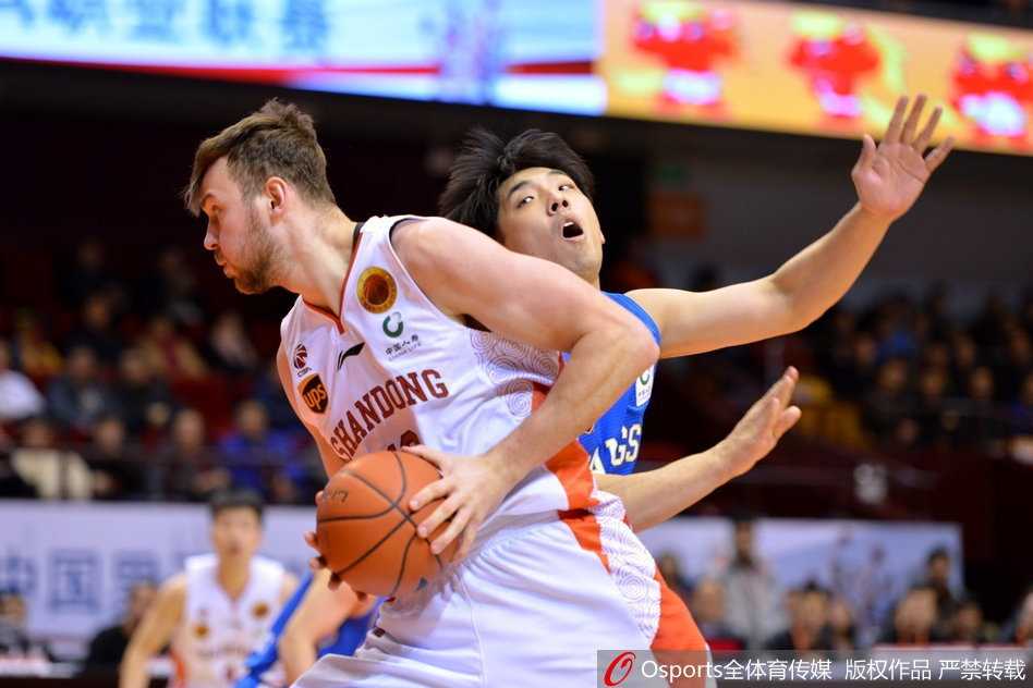 CBA焦点战泉城沸腾,丁彦雨航率山东复仇肯帝亚豪取关键胜利 山东大外援莫泰尤纳斯在江苏肯帝亚内线翻江倒海,面对三人包夹依然强硬地将球送入篮筐,展现了篮下霸主的气势。