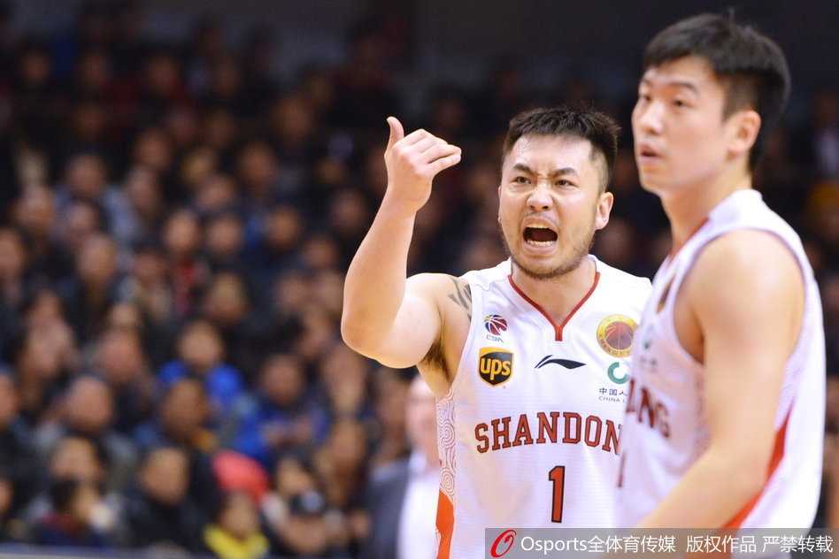 CBA焦点战泉城沸腾,丁彦雨航率山东复仇肯帝亚豪取关键胜利 江苏肯帝亚外援布鲁克斯面对旧主的严防死守,依然投出美如画的干拔三分,但脸上的表情难掩球队大比分落后时的无奈与不甘。