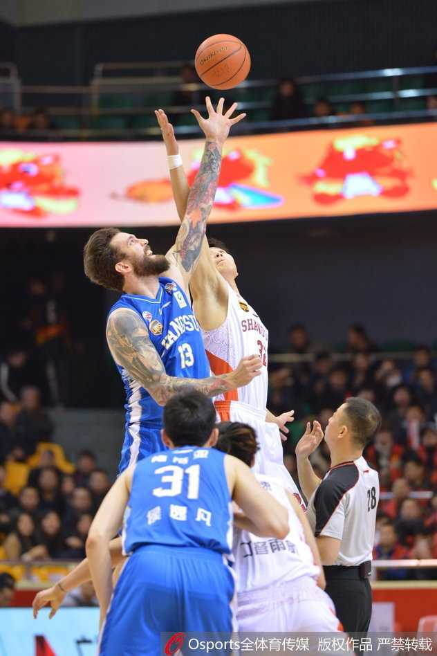 CBA焦点战泉城沸腾,丁彦雨航率山东复仇肯帝亚豪取关键胜利 “丁神”丁彦雨航在万千球迷的呐喊声中,如离弦之箭般撕开对手防线,眼神中透露出对胜利的无限渴望。