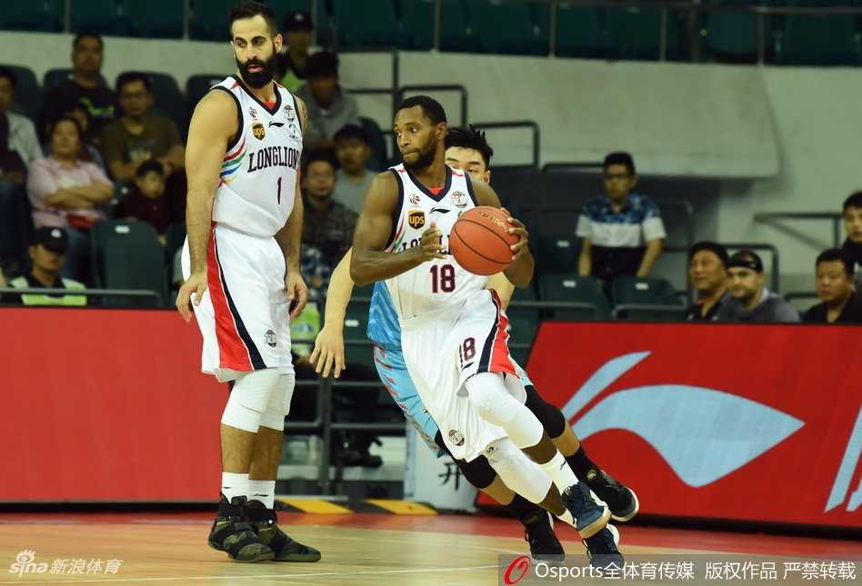 CBA焦点战:亚当斯狂轰51分三双,新疆客场狂扫广州豪取连胜 新疆队球员亚当斯在防守球员的干扰下强行突破,眼神中充满了对胜利的渴望和无比的自信