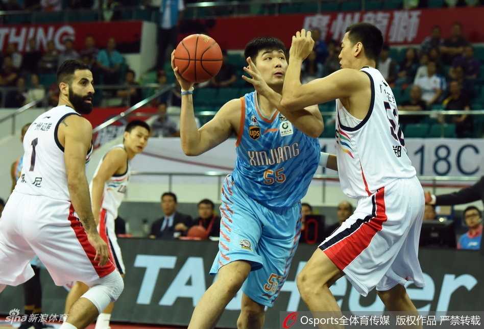CBA焦点战:亚当斯狂轰51分三双,新疆客场狂扫广州豪取连胜 新疆队球员可兰白克在底角出手三分,篮球在空中划出一道美妙的弧线直钻网心