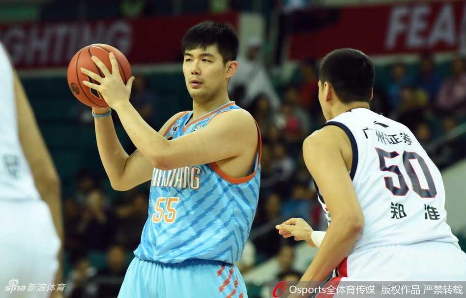 CBA焦点战:亚当斯狂轰51分三双,新疆客场狂扫广州豪取连胜 广州队外援在新疆队严密的内线防守下高高跃起,试图完成一次艰难的投篮