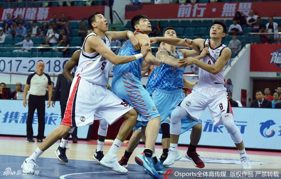 CBA焦点战:亚当斯狂轰51分三双,新疆客场狂扫广州豪取连胜 新疆队外援亚当斯在完成一次精彩进攻后,握拳怒吼,尽情释放着内心的激情与霸气