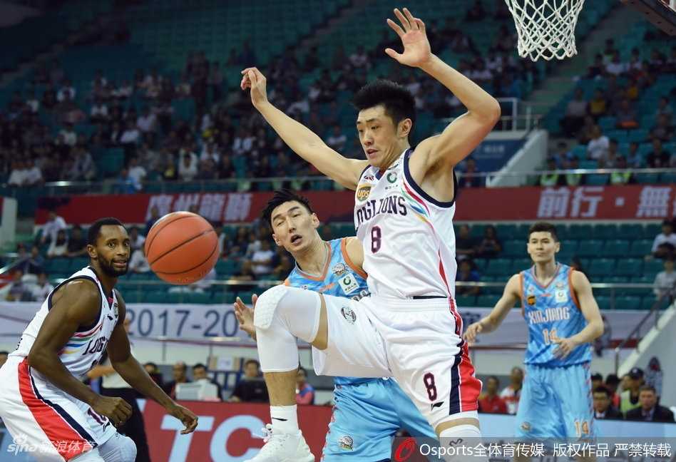 CBA焦点战:亚当斯狂轰51分三双,新疆客场狂扫广州豪取连胜 双方球员在篮下为了球权奋力拼抢,肌肉碰撞间彰显着CBA联赛的激烈对抗程度