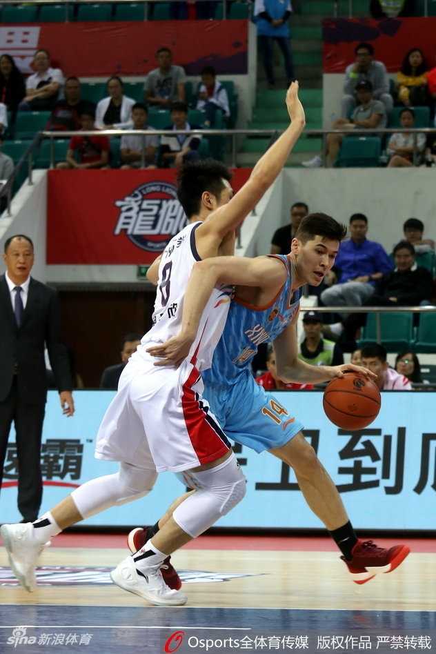 CBA焦点战:亚当斯狂轰51分三双,新疆客场狂扫广州豪取连胜 广州队球员在主场大比分落后的情况下依然没有放弃,眼神中透露出坚定的斗志和对胜利的渴望