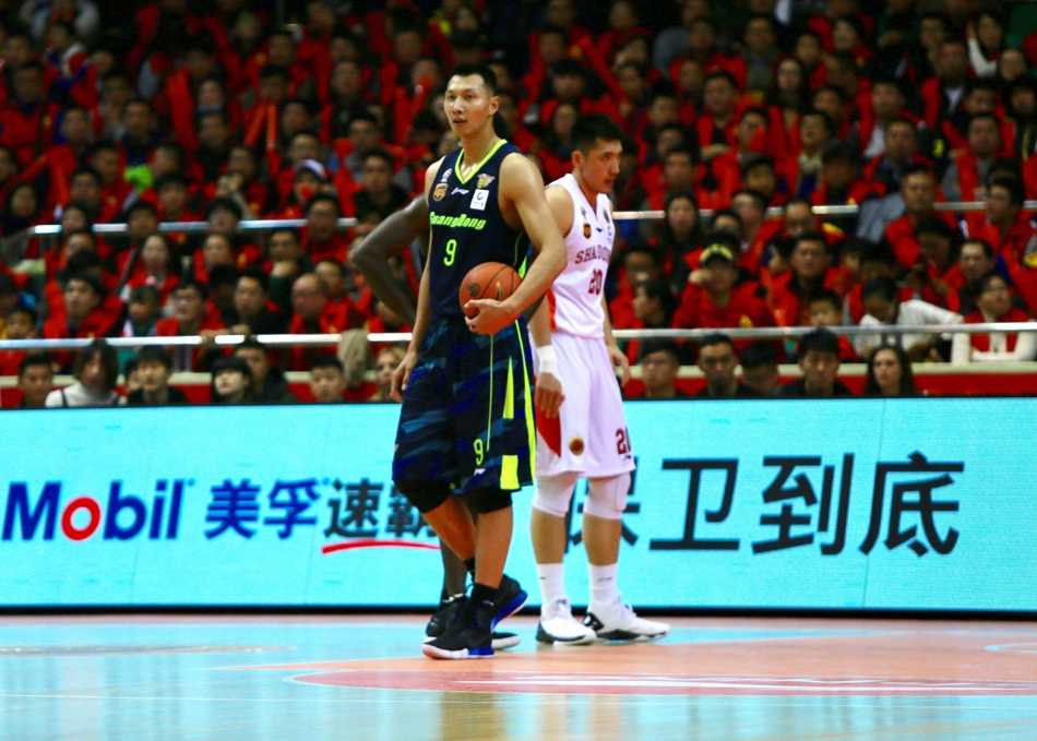 CBA第10轮:劳森末节狂飙20分,山东高速主场15分大胜广东宏远 山东队外援莫泰尤纳斯在易建联头顶强硬摘下前场篮板,展现出欧洲内线的细腻技术与强硬作风