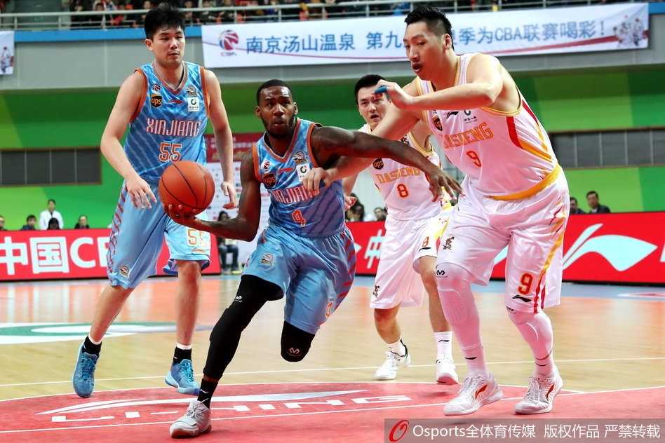 CBA第11轮:南京同曦上演惊天逆转,主场大胜卫冕冠军新疆男篮 于长春面对旧主新疆队毫不手软,手起刀落命中关键三分,帮助球队首次取得比分反超,点燃了全场观众的欢呼。