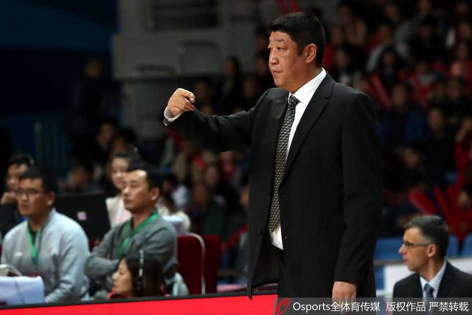 CBA第11轮:南京同曦上演惊天逆转,主场大胜卫冕冠军新疆男篮 希克森在内线翻江倒海,面对新疆队的双人包夹依然强硬起跳,双手暴扣得分,彻底统治了禁区。