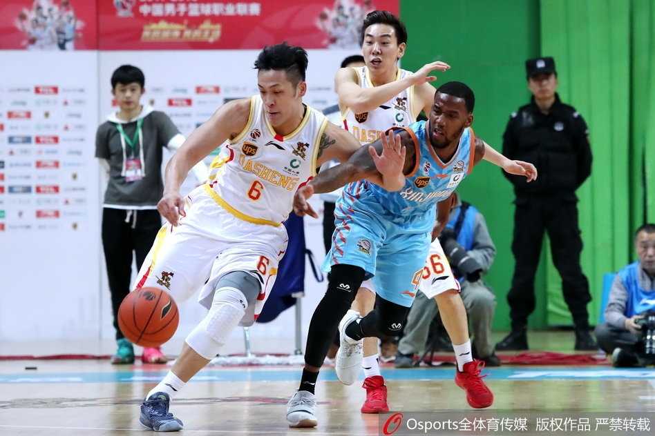 CBA第11轮:南京同曦上演惊天逆转,主场大胜卫冕冠军新疆男篮 队长冯欣挺身而出,用一记精准的三分球吹响了南京同曦反攻的号角,他的眼神中充满了坚定与不屈。