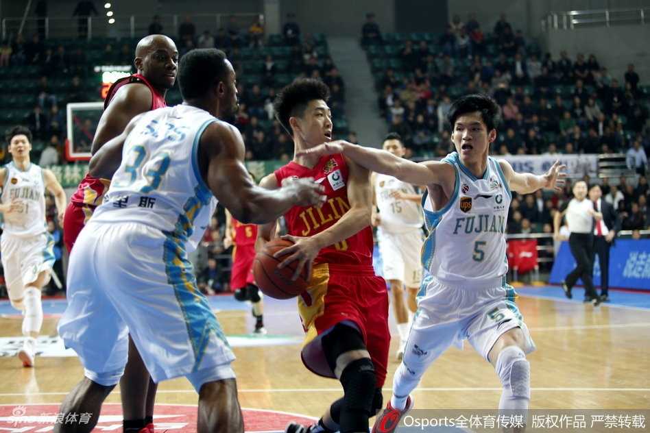 CBA第12轮激战:福建主场火力全开大胜吉林,王哲林哈里斯联手导演进攻盛宴 赵泰隆在外线觅得良机,接球后稍作调整,手腕轻抖,皮球划出一道完美的彩虹弧线空心入网,三分命中瞬间引爆全场