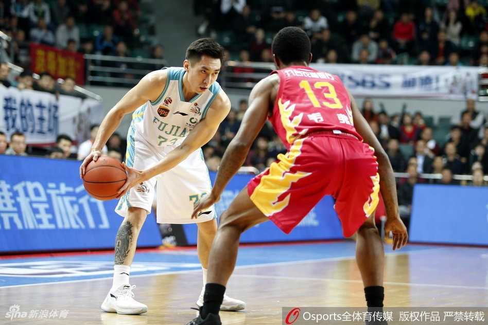 CBA第12轮激战:福建主场火力全开大胜吉林,王哲林哈里斯联手导演进攻盛宴 福建队替补席在球队打进精彩进球后瞬间沸腾,球员们挥舞着毛巾激情庆祝,整个主场馆被这股热烈的氛围所笼罩