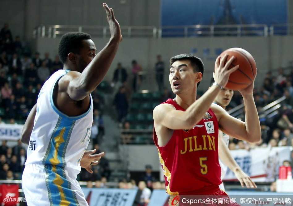CBA第12轮激战:福建主场火力全开大胜吉林,王哲林哈里斯联手导演进攻盛宴 王哲林在内线展现王者风范,背身单打后一个灵活的转身晃开防守,双手大力灌篮得分,这一刻地动山摇